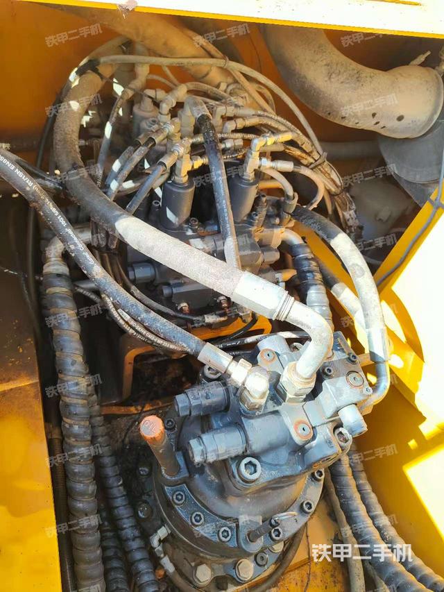 回转马达和主控阀(整机外观) 回转马达和主控阀(整机外观)