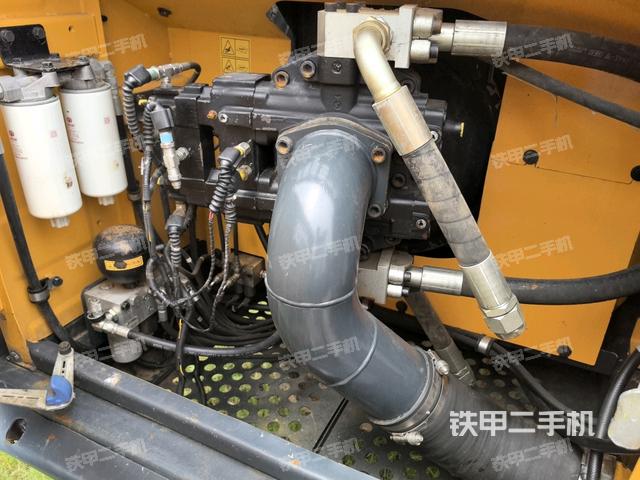 液压泵舱室正面整体(整机外观) 液压泵舱室正面整体(整机外观)