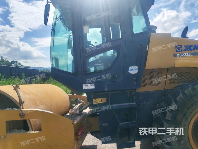 右侧正面照（压路机驾驶室）