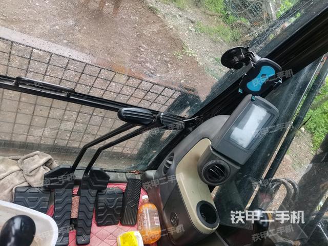 行走控制手柄和踏板 俯拍(驾驶室部分) 行走控制手柄和踏板 俯拍(驾驶室部分)