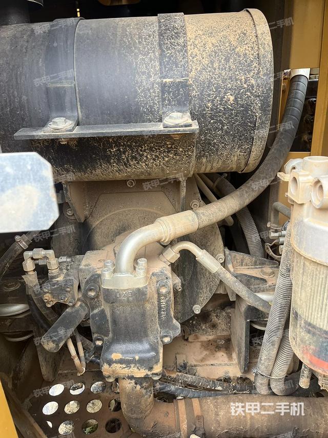 液压泵舱室正面整体（整机外观）