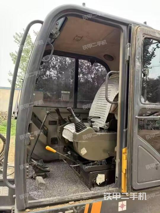 驾驶室顶部(整机外观) 驾驶室顶部(整机外观)