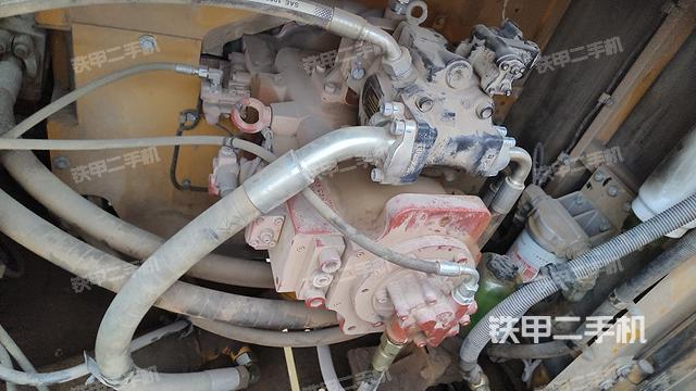 液压泵舱室正面整体(整机外观) 液压泵舱室正面整体(整机外观)