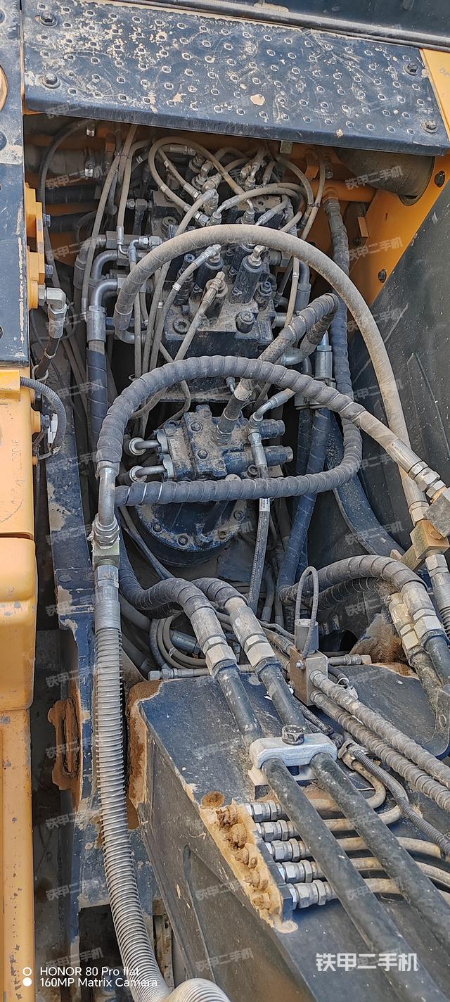 回转马达和主控阀(整机外观) 回转马达和主控阀(整机外观)