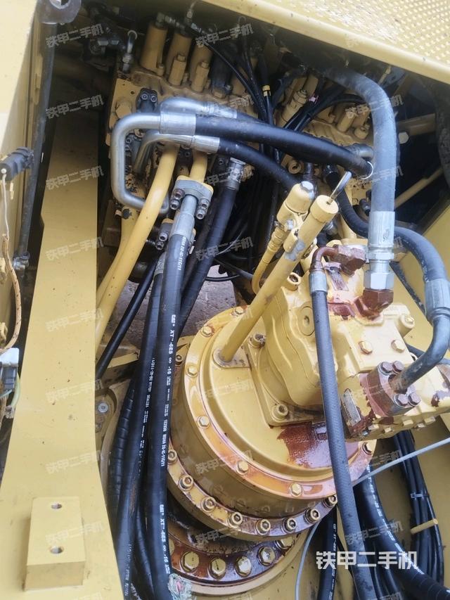 回转马达和主控阀(整机外观) 回转马达和主控阀(整机外观)