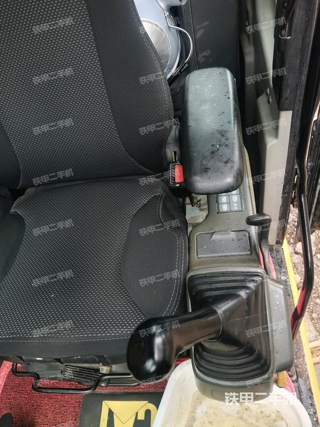 座椅左侧控制台/音响/含左手柄(驾驶室部分) 座椅左侧控制台/音响/含左手柄(驾驶室部分)