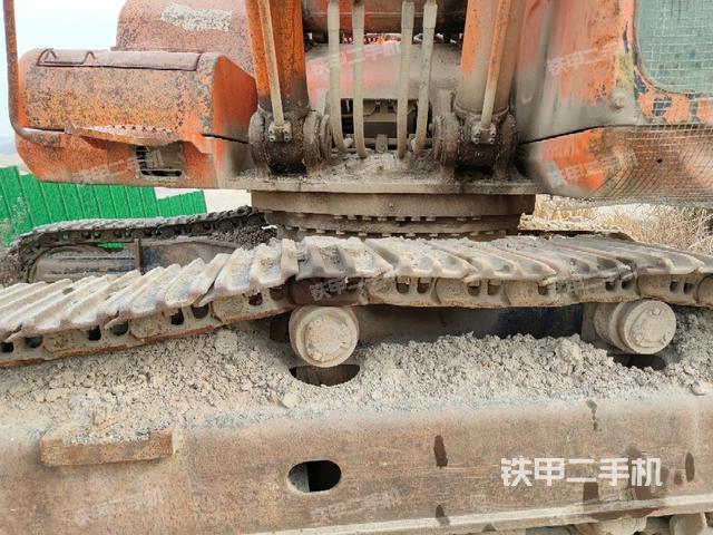 转盘和下车架正前(工作和回转装置) 转盘和下车架正前(工作和回转装置)