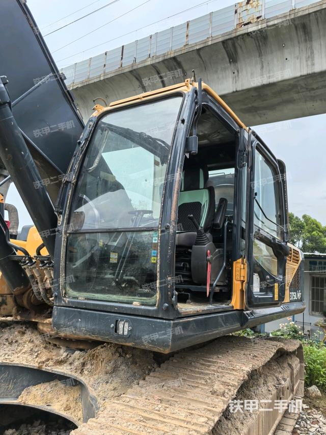 駕駛室整體(整機(jī)外觀) 駕駛室整體(整機(jī)外觀)
