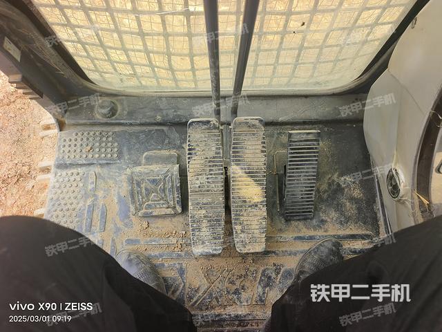 行走控制手柄和踏板 俯拍(驾驶室部分) 行走控制手柄和踏板 俯拍(驾驶室部分)