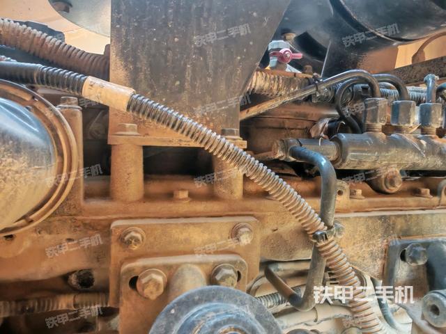 发动机左侧全景（压路机发动机舱）