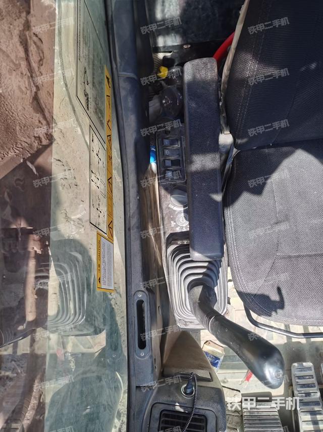 座椅右侧控制台/钥匙门/油门/含右手柄(驾驶室部分) 座椅右侧控制台/钥匙门/油门/含右手柄(驾驶室部分)