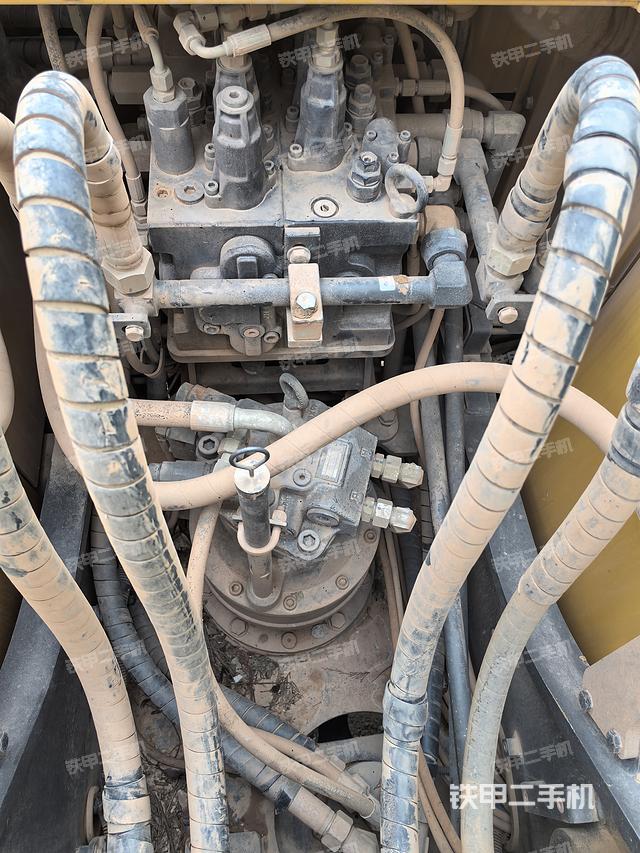 回转马达和主控阀（整机外观）