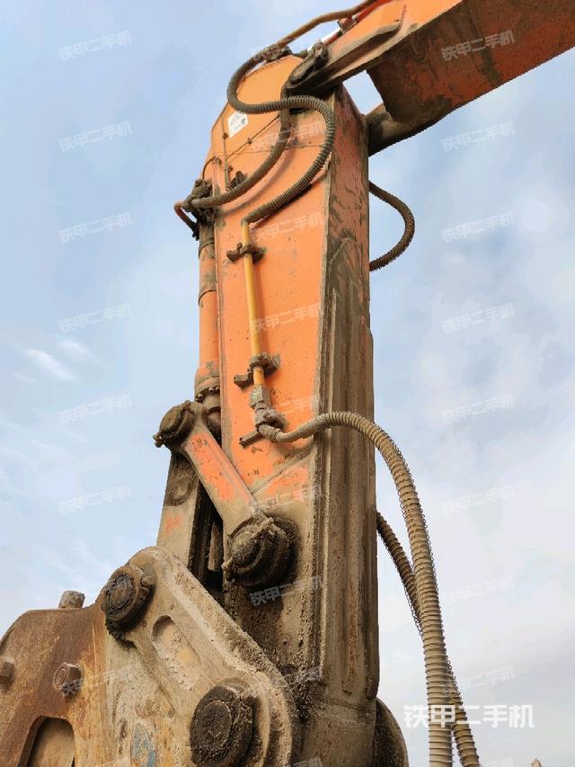 小臂整体左后(工作和回转装置) 小臂整体左后(工作和回转装置)