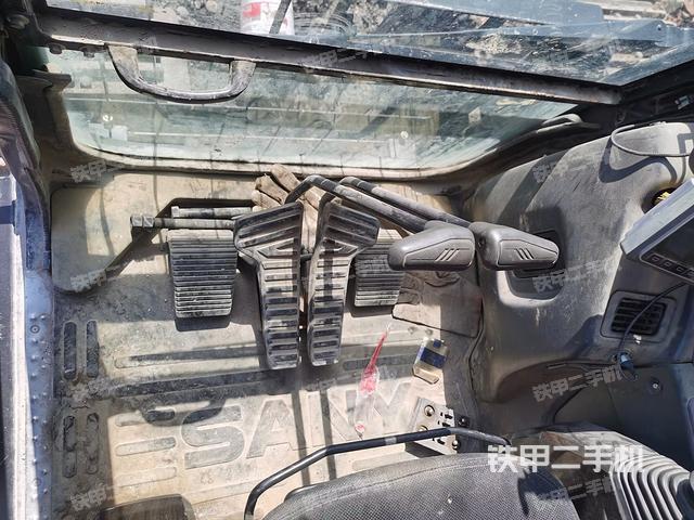 行走控制手柄和踏板 俯拍(驾驶室部分) 行走控制手柄和踏板 俯拍(驾驶室部分)