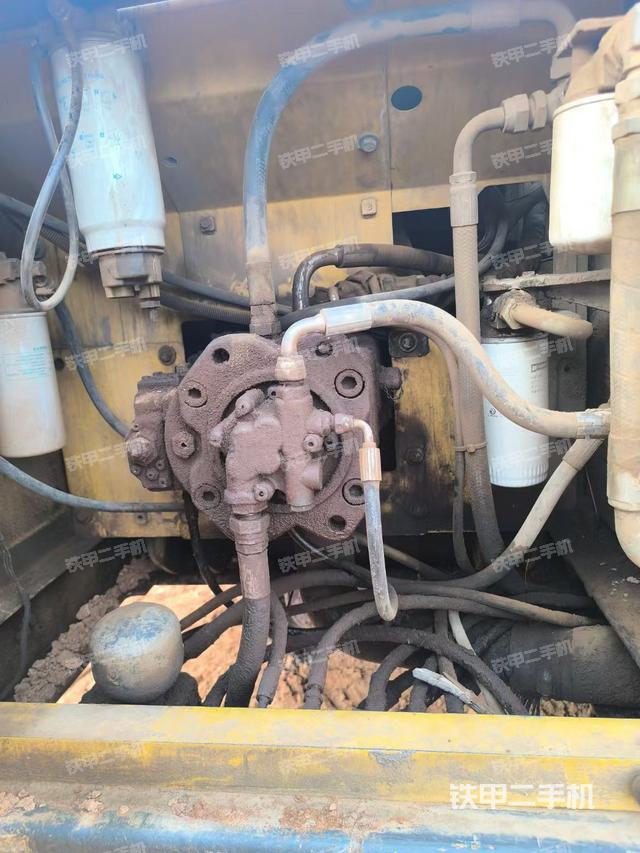液压泵舱室正面整体(整机外观) 液压泵舱室正面整体(整机外观)