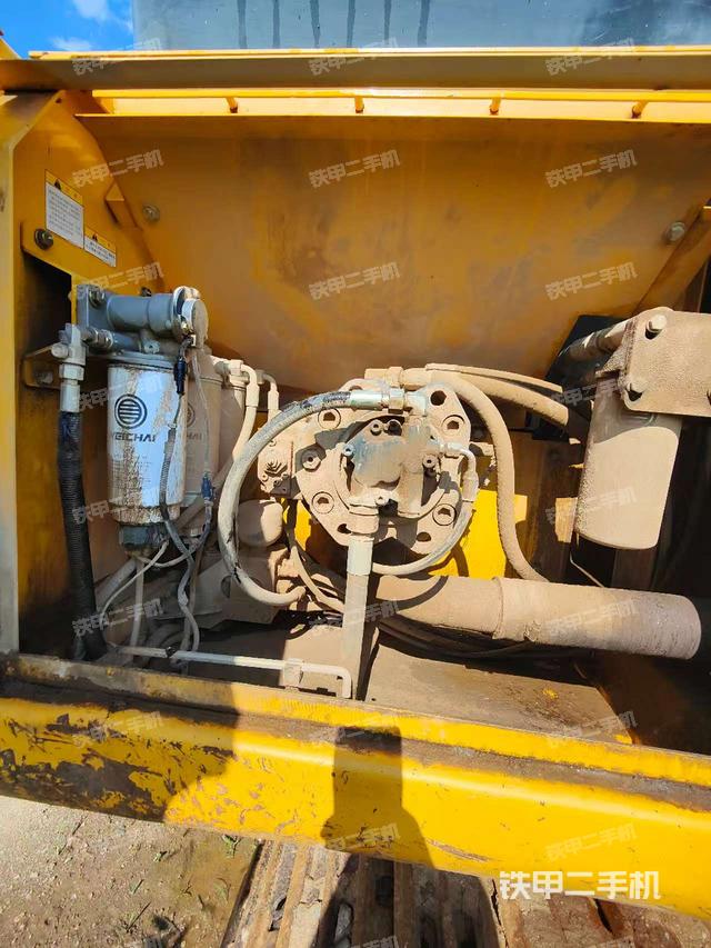 液压泵舱室正面整体(整机外观) 液压泵舱室正面整体(整机外观)