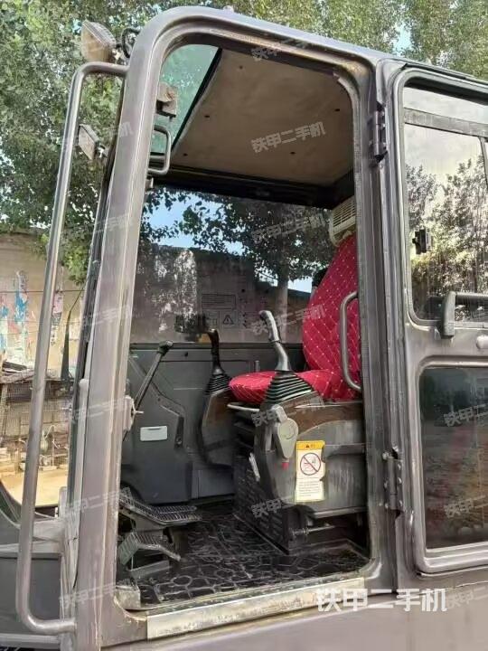 驾驶室顶部(整机外观) 驾驶室顶部(整机外观)