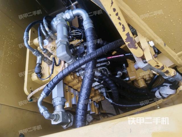 回转马达和主控阀(整机外观) 回转马达和主控阀(整机外观)