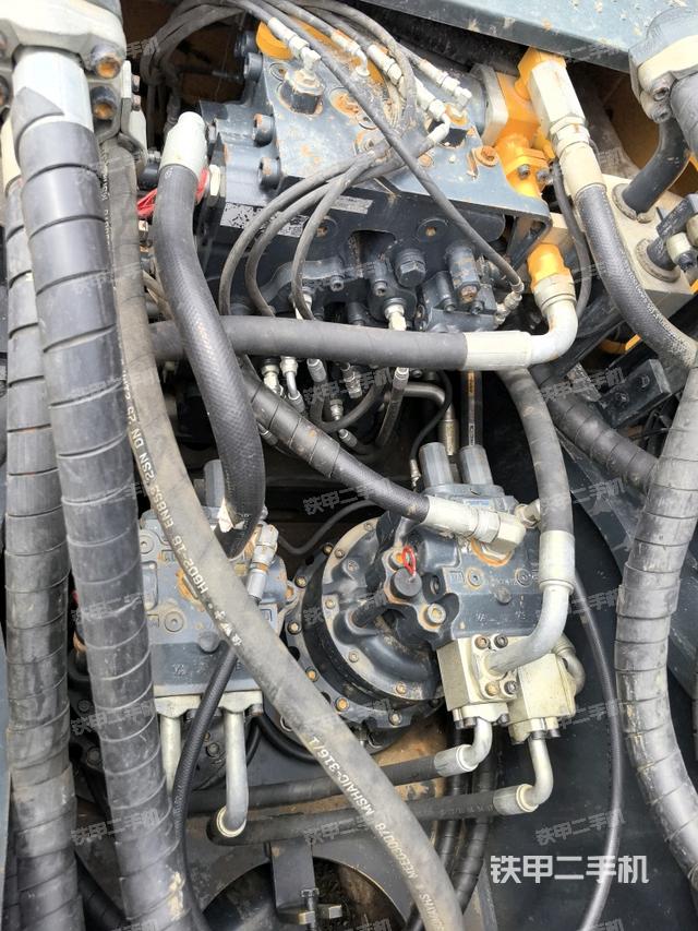 回转马达和主控阀(整机外观) 回转马达和主控阀(整机外观)