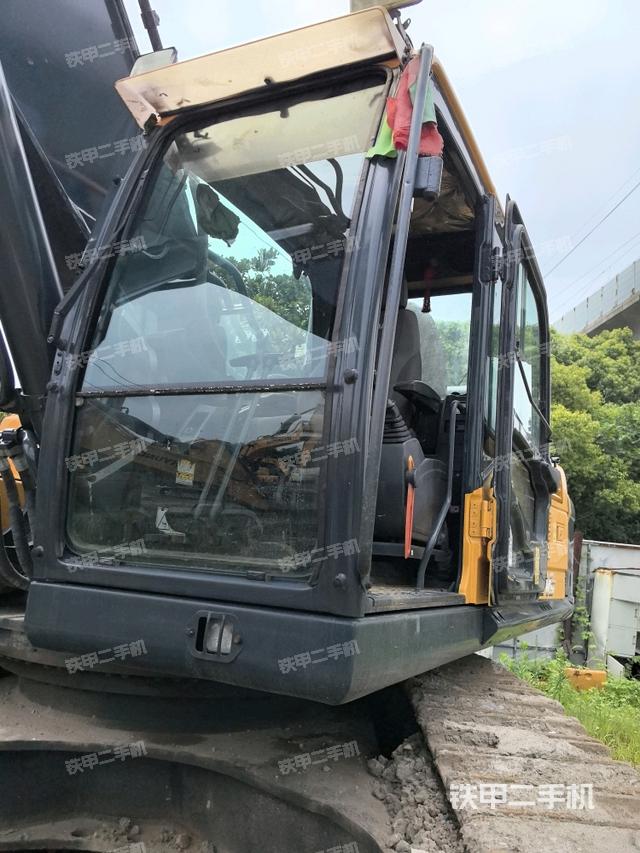 驾驶室整体(整机外观) 驾驶室整体(整机外观)