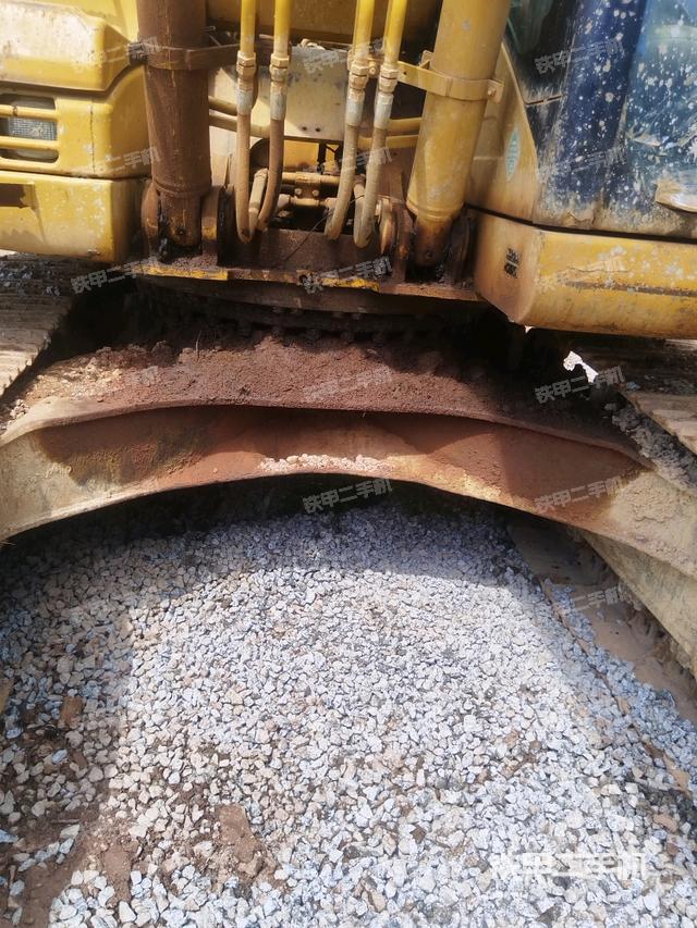 转盘和下车架正前(工作和回转装置) 转盘和下车架正前(工作和回转装置)