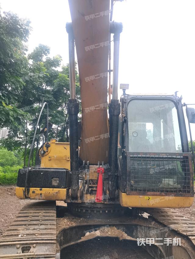 大臂油缸整体 竖拍(工作和回转装置) 大臂油缸整体 竖拍(工作和回转装置)