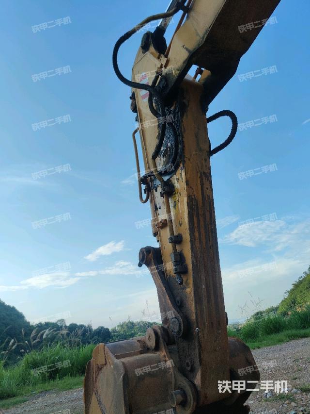 小臂整体左后(工作和回转装置) 小臂整体左后(工作和回转装置)