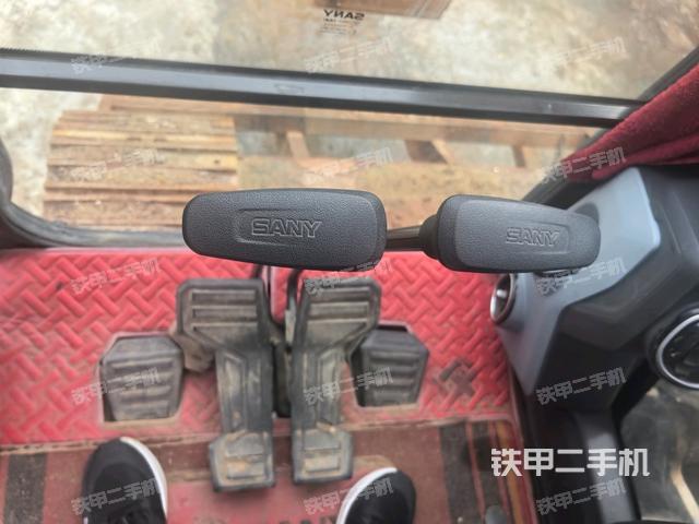行走控制手柄和踏板 俯拍(驾驶室部分) 行走控制手柄和踏板 俯拍(驾驶室部分)