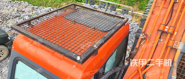 驾驶室顶部(整机外观) 驾驶室顶部(整机外观)