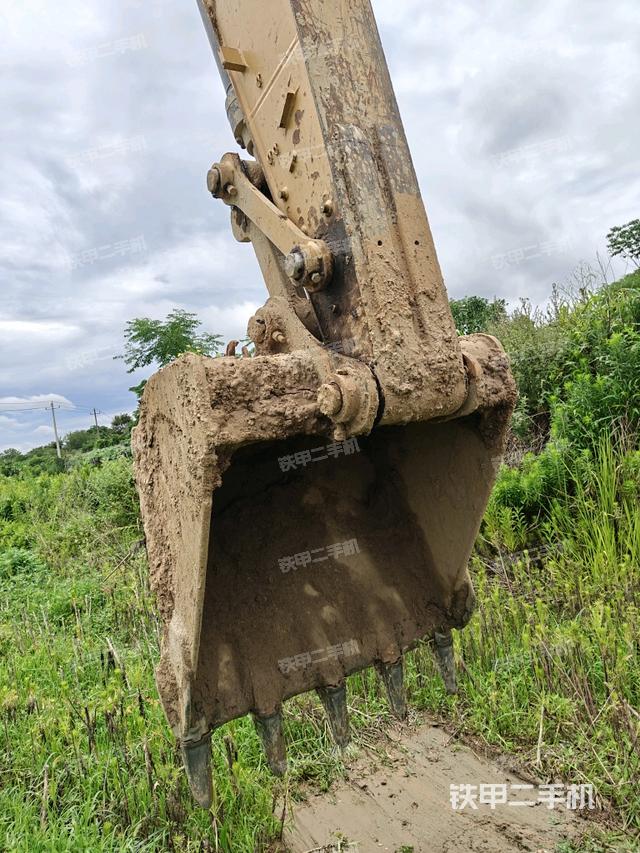 大臂油缸整体 竖拍(工作和回转装置) 大臂油缸整体 竖拍(工作和回转装置)