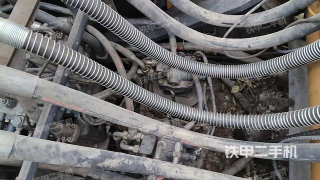 回转马达和主控阀(整机外观) 回转马达和主控阀(整机外观)