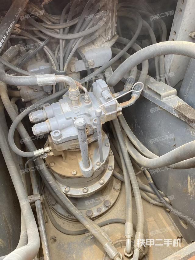 回转马达和主控阀(整机外观) 回转马达和主控阀(整机外观)