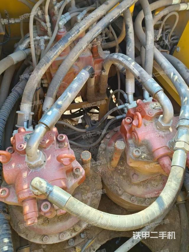 回转马达和主控阀(整机外观) 回转马达和主控阀(整机外观)