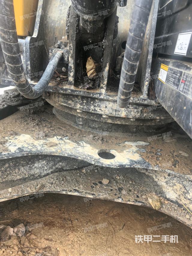 转盘和下车架正前(工作和回转装置) 转盘和下车架正前(工作和回转装置)