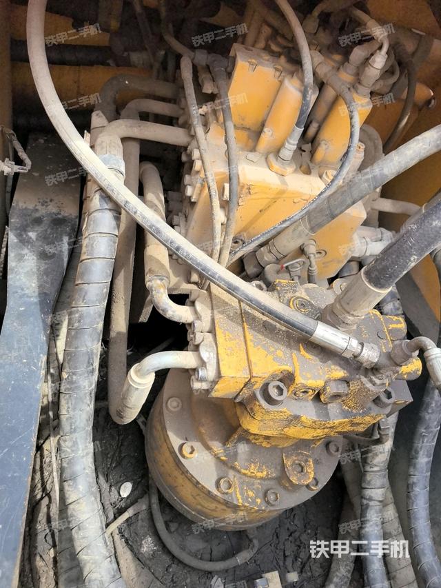 回轉(zhuǎn)馬達(dá)和主控閥（整機(jī)外觀）