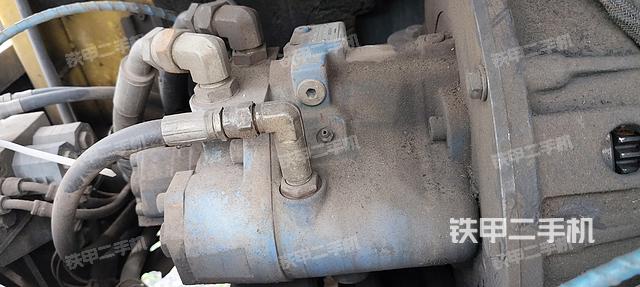 液压泵舱室正面整体（整机外观）