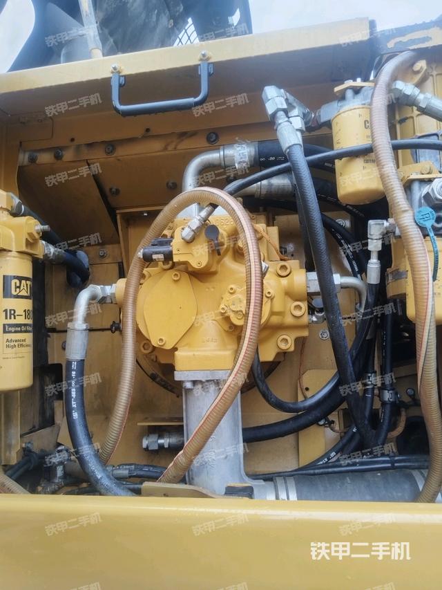 液压泵舱室正面整体(整机外观) 液压泵舱室正面整体(整机外观)