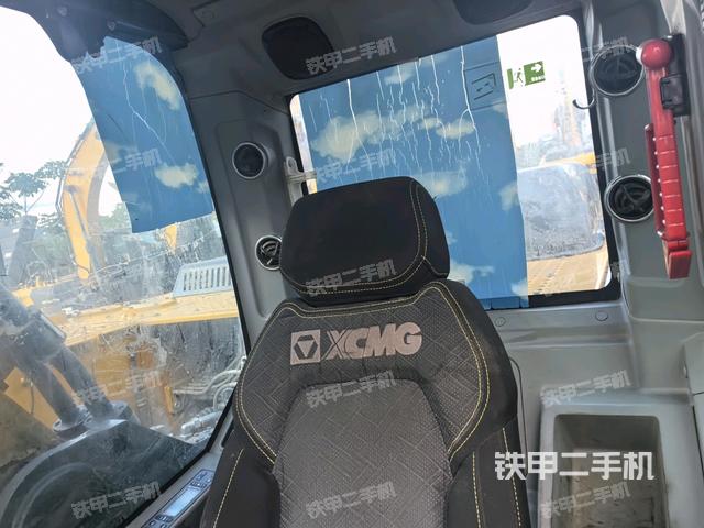 行走控制手柄和踏板 俯拍(驾驶室部分) 行走控制手柄和踏板 俯拍(驾驶室部分)
