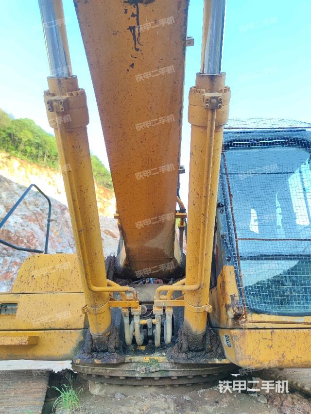 大臂油缸整体 竖拍(工作和回转装置) 大臂油缸整体 竖拍(工作和回转装置)