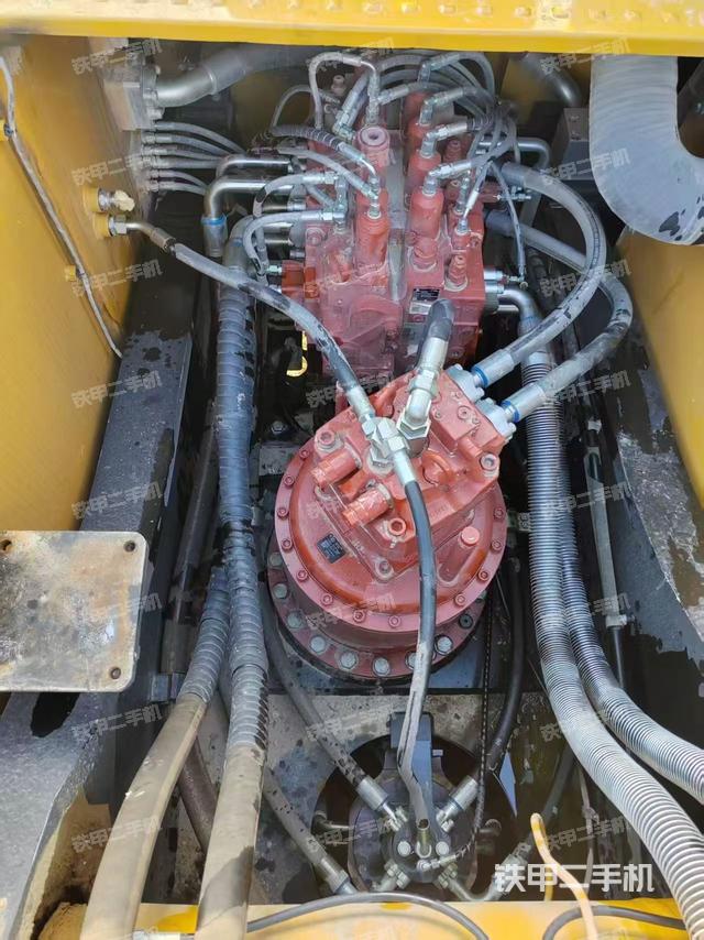 回转马达和主控阀（整机外观）