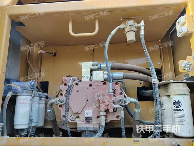 液压泵舱室正面整体（整机外观）