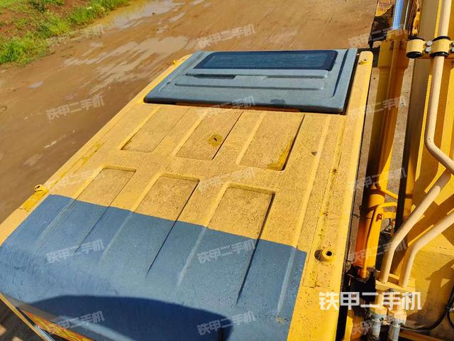 驾驶室顶部(整机外观) 驾驶室顶部(整机外观)