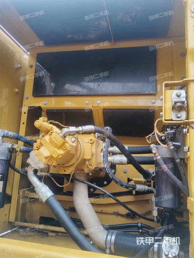 液压泵舱室正面整体(整机外观) 液压泵舱室正面整体(整机外观)