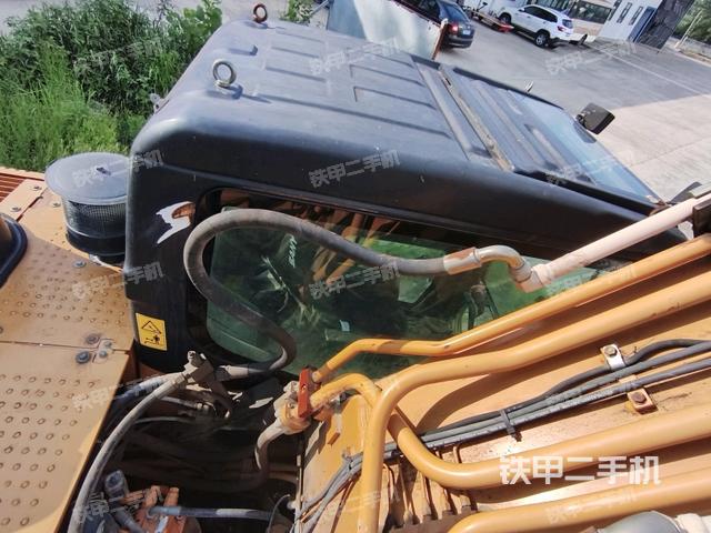 駕駛室頂部(整機(jī)外觀) 駕駛室頂部(整機(jī)外觀)