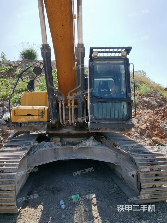 大臂油缸整体 竖拍(工作和回转装置) 大臂油缸整体 竖拍(工作和回转装置)