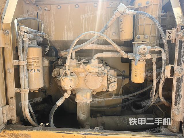 液压泵舱室正面整体（整机外观）