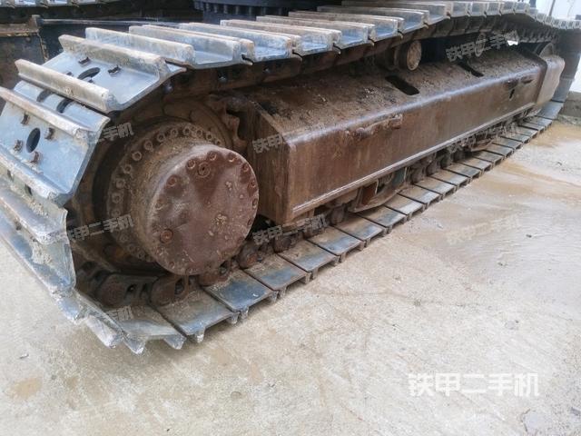 单侧履带整体(整机外观) 单侧履带整体(整机外观)