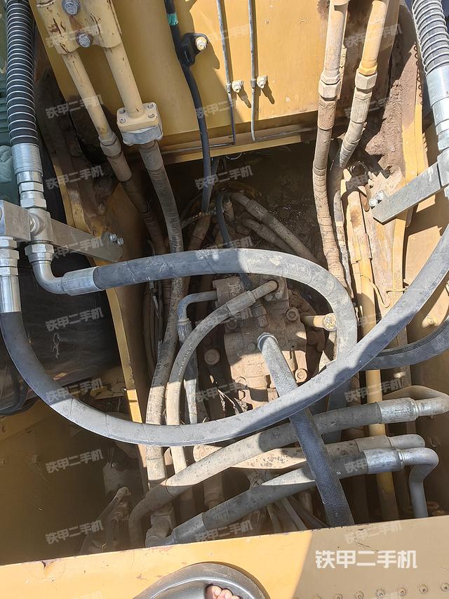 回转马达和主控阀（整机外观）