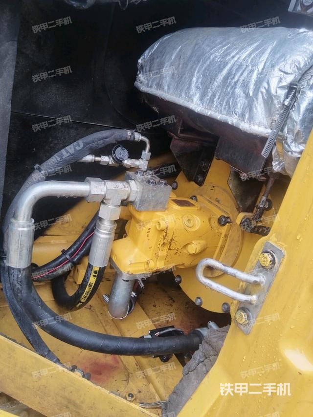 液压泵舱室正面整体(整机外观) 液压泵舱室正面整体(整机外观)