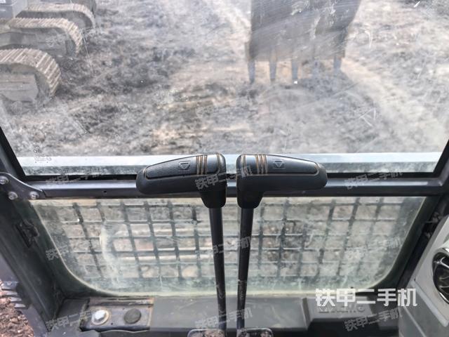 座椅左侧控制台/音响/含左手柄(驾驶室部分) 座椅左侧控制台/音响/含左手柄(驾驶室部分)